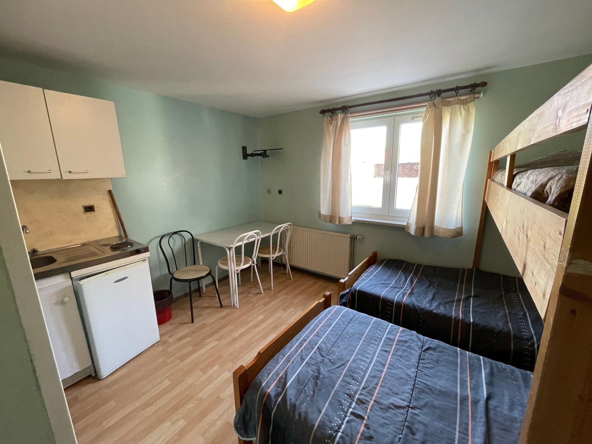 Hall polyvalent 100 m² pour séminaires et repas de groupe
