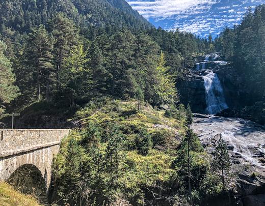 Le pont d'Espagne et sa cascade