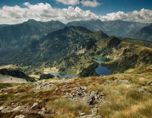 Lac Vert et Lac Bleu sous le pic du Tarbésou dans les Pyrénées ariègeoises