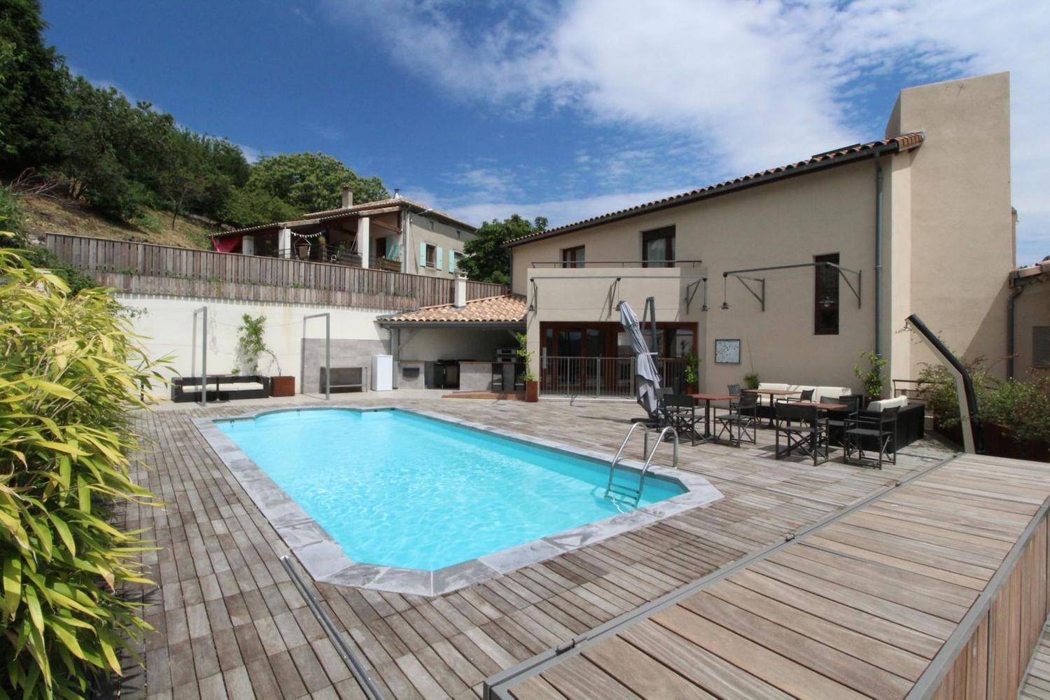 Les Stelles – Gruppenunterkunft für 61 Personen in der Ardèche mit beheiztem Schwimmbad und Sauna
