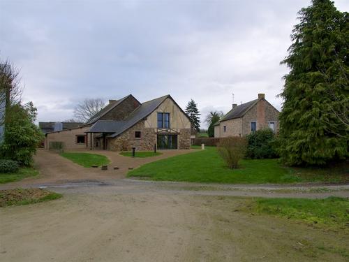 Façade extérieure et jardin du gîte Des Hirondelles