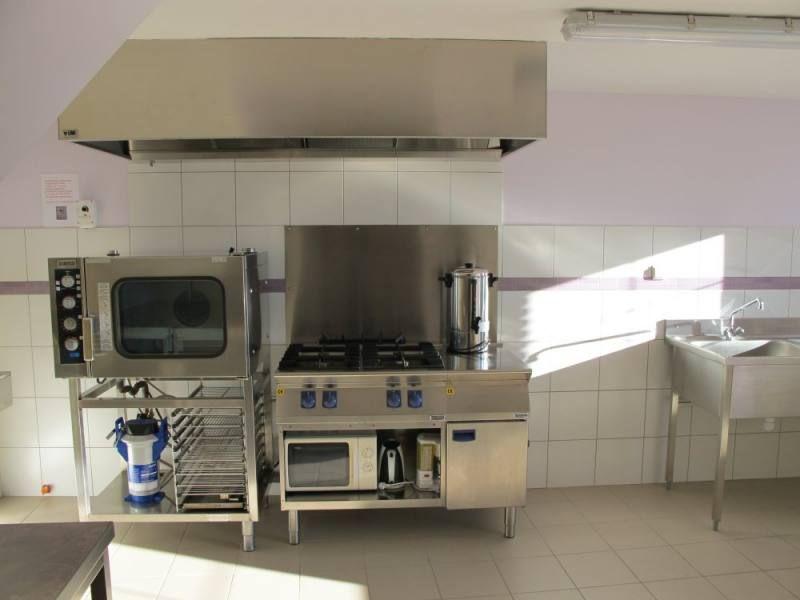 Salon intérieur du gîte avec cheminée et espace de détente