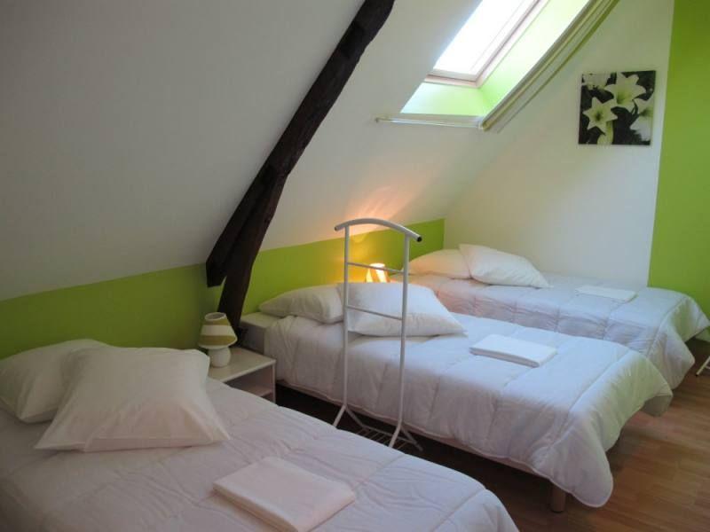 Chambre confortable avec lits préparés à l'arrivée