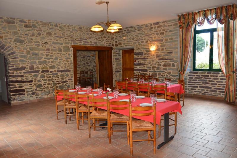 Intérieur convivial du gîte de groupe Brocéliande