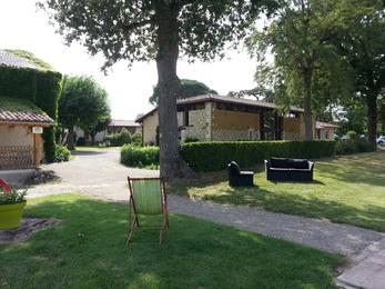 Le coin détente dans le jardin du domaine