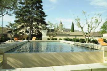 Bord de la piscine