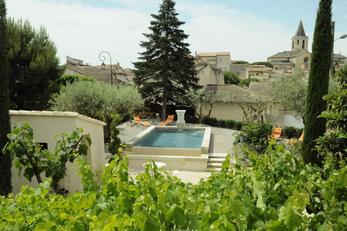 Vue sur la piscine et le village de Mazan