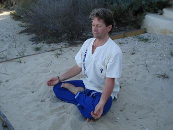 Eric fait la posture du lotus  padmāsana