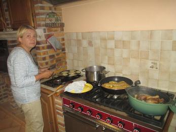 Marilyne cuisine pour ses hôtes