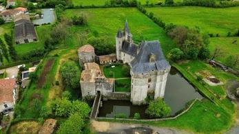 Le château fort de Cherveux et ses douves médiévales