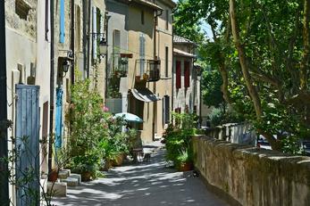 Explorez Uzès et sa place aux Herbes