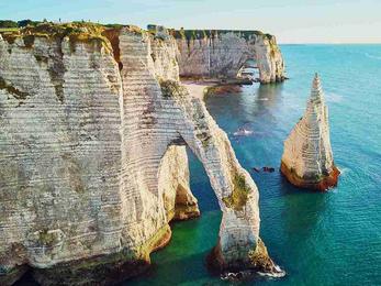 Découvrez Étretat et ses falaises mythiques