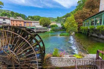 Fontaine-de-Vaucluse et la résurgence mystérieuse de la Sorgue