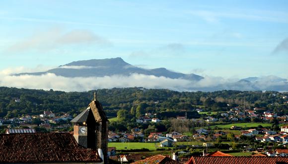 Bidart le village et la Rhune 003 © OT Bidart