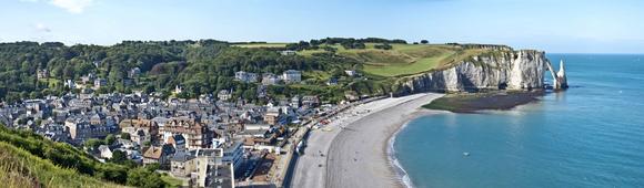 Les falaises d'Etretat et le village